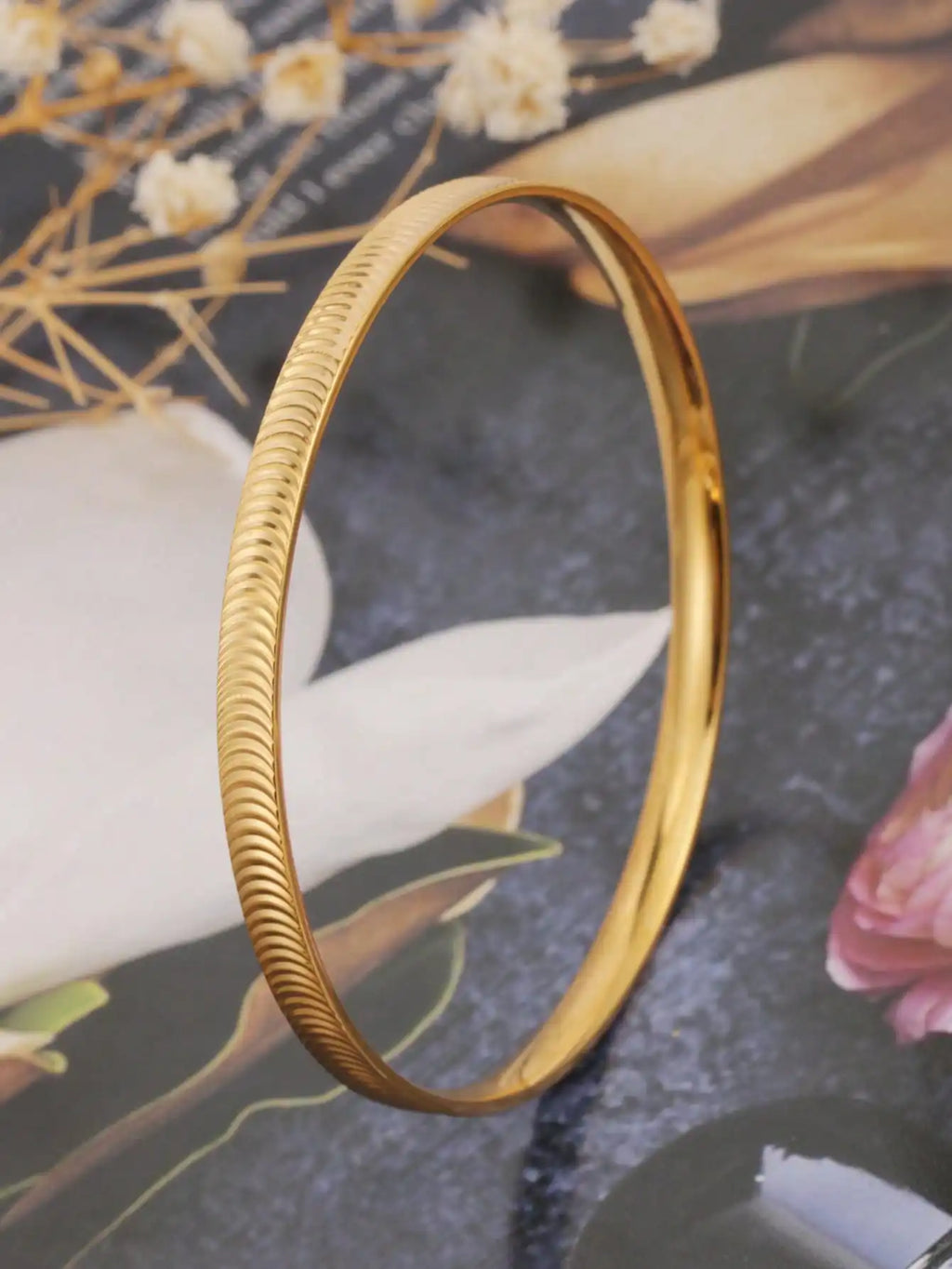 1 Piece of Striped, Polished, 18K Gold-Plated Stainless Steel Closed Bracelet, Trendy and Elegant, Unique and Fashionable, Suitable for Women to Wear Daily to Work or Commute, a Great Gift for Friends, a Gift for Girlfriend,