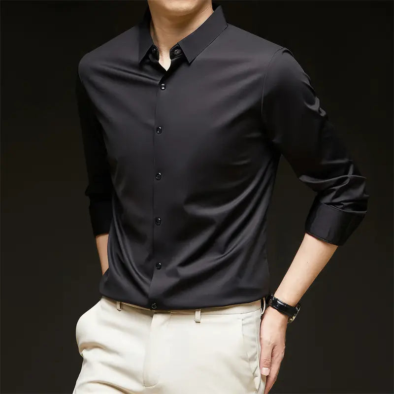 Camisa de vestir para hombre sin arrugas color negro, con mangas largas, cuello impecable y parte delantera abotonada.