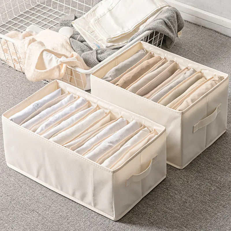 cremefarbene Stoff-Wäscheaufbewahrungsbox mit eingebauten Trennwänden zur geordneten Aufbewahrung gefalteter Kleidung im Kleiderschrank und zur Organisation von Jeans