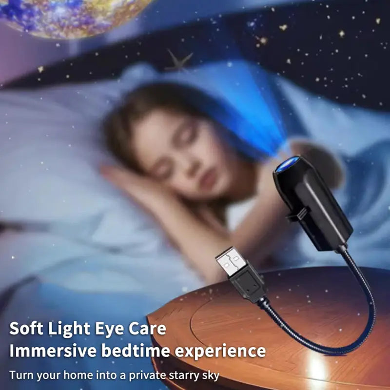 Lámpara de proyección negra alimentada por USB con brazo de cuello de ganso flexible que proyecta patrones celestes suaves de color azul y púrpura para la relajación antes de dormir; diseñada como lámpara de proyección USB para la luz de estrellas de galaxia de luna y Tierra.