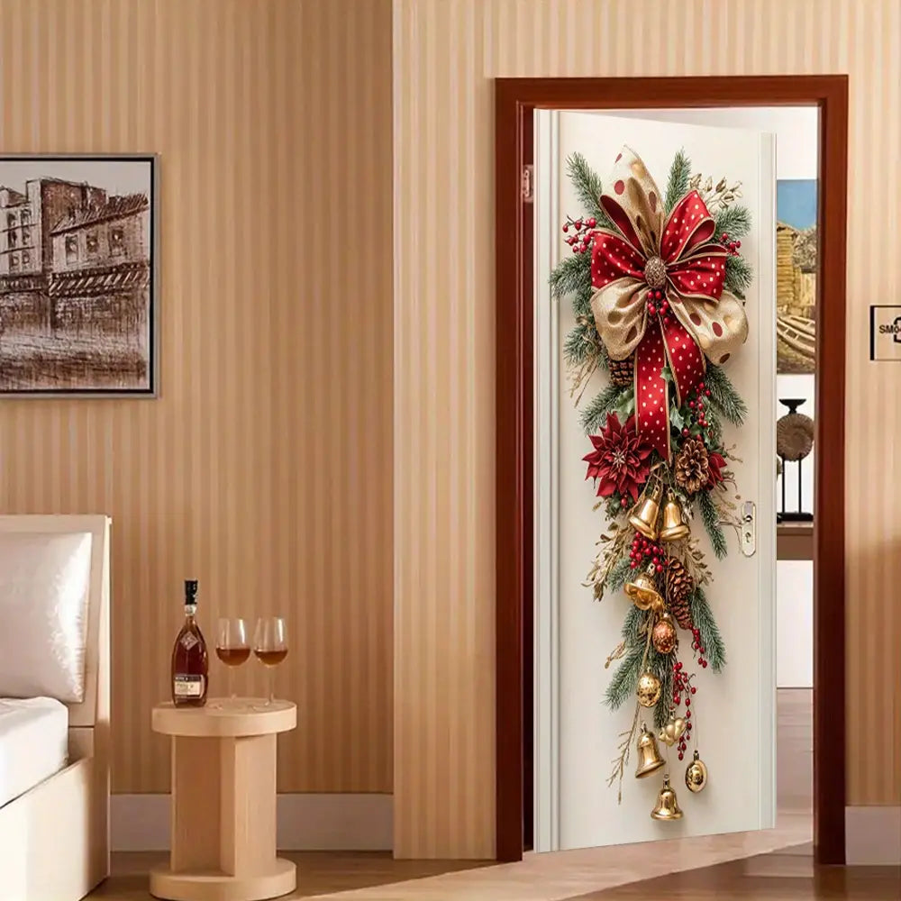 Una corona festiva para la puerta de Navidad roja y dorada con un gran lazo, ramas de pino, campanillas, flores de pascua y adornos.
