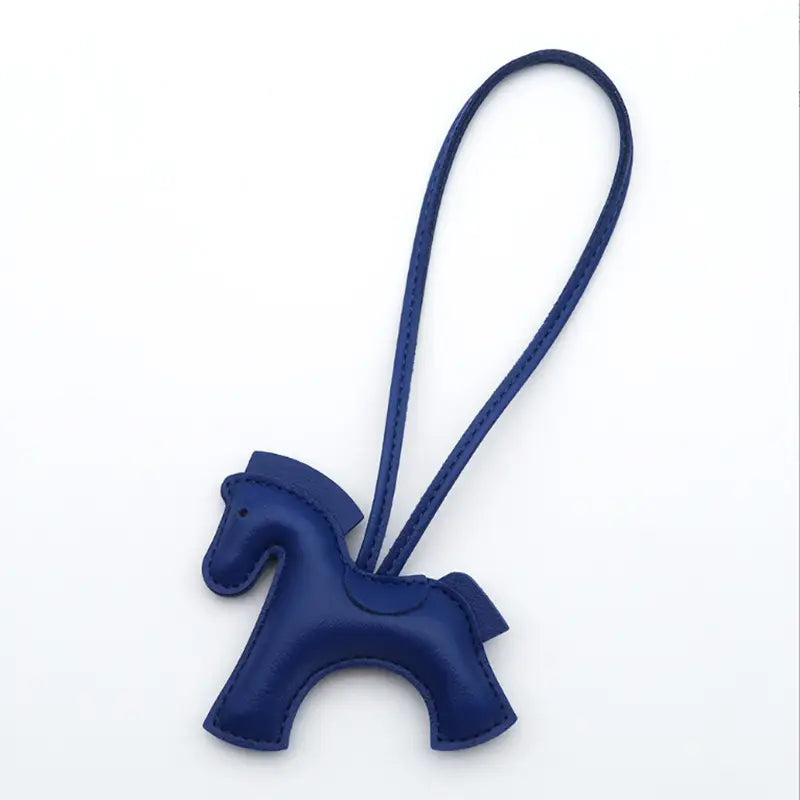 Porte-clés en cuir bleu profond en forme de cheval avec boucle assortie, conçu pour tenir des clés ou décorer des sacs.