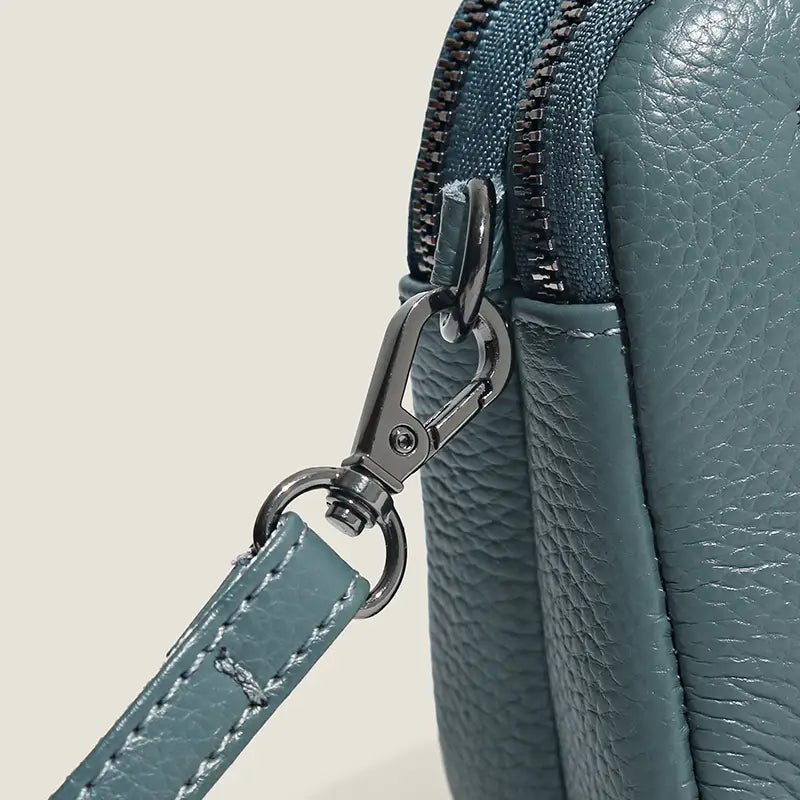 Umhängetasche aus echtem Leder für Damen in teal strukturierter Lederausführung mit passendem Riemen und silberfarbenem Metallschnallenverschluss.