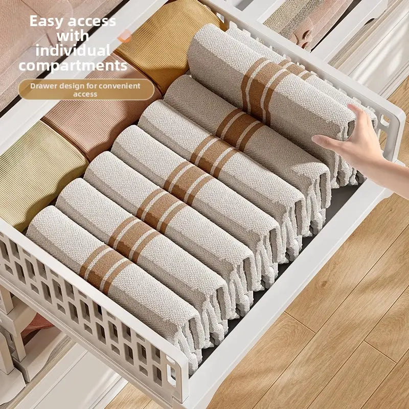 bacs de rangement en plastique pour tiroirs d’armoire empilables, avec des serviettes beiges et brunes à rayures, disposées avec soin dans un organisateur de rangement pliable en plastique blanc.