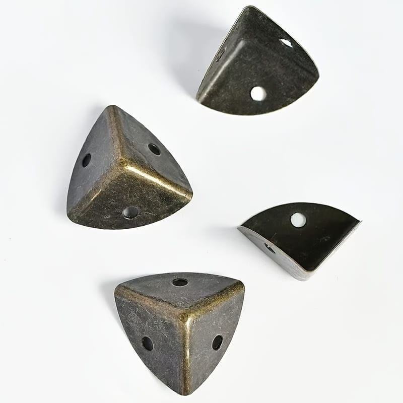 Ensemble de protecteurs d’angle en laiton ancien comprenant des étriers d’angle en métal à la finition bronze foncé, avec une texture mate aspect vieilli, et trois trous pré-percés chacun.