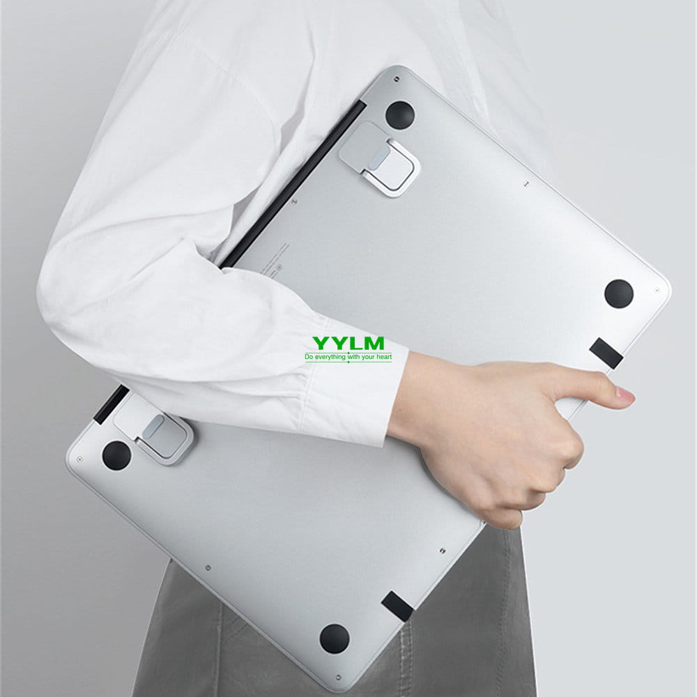 Mini-Laptopständer aus silbernem Aluminium, tragbar und kompakt, von der Rückseite gezeigt, mit schwarzen runden Anschlüssen und einem angebrachten weißen magnetischen Ständer zur Verwendung mit einer Computertastatur