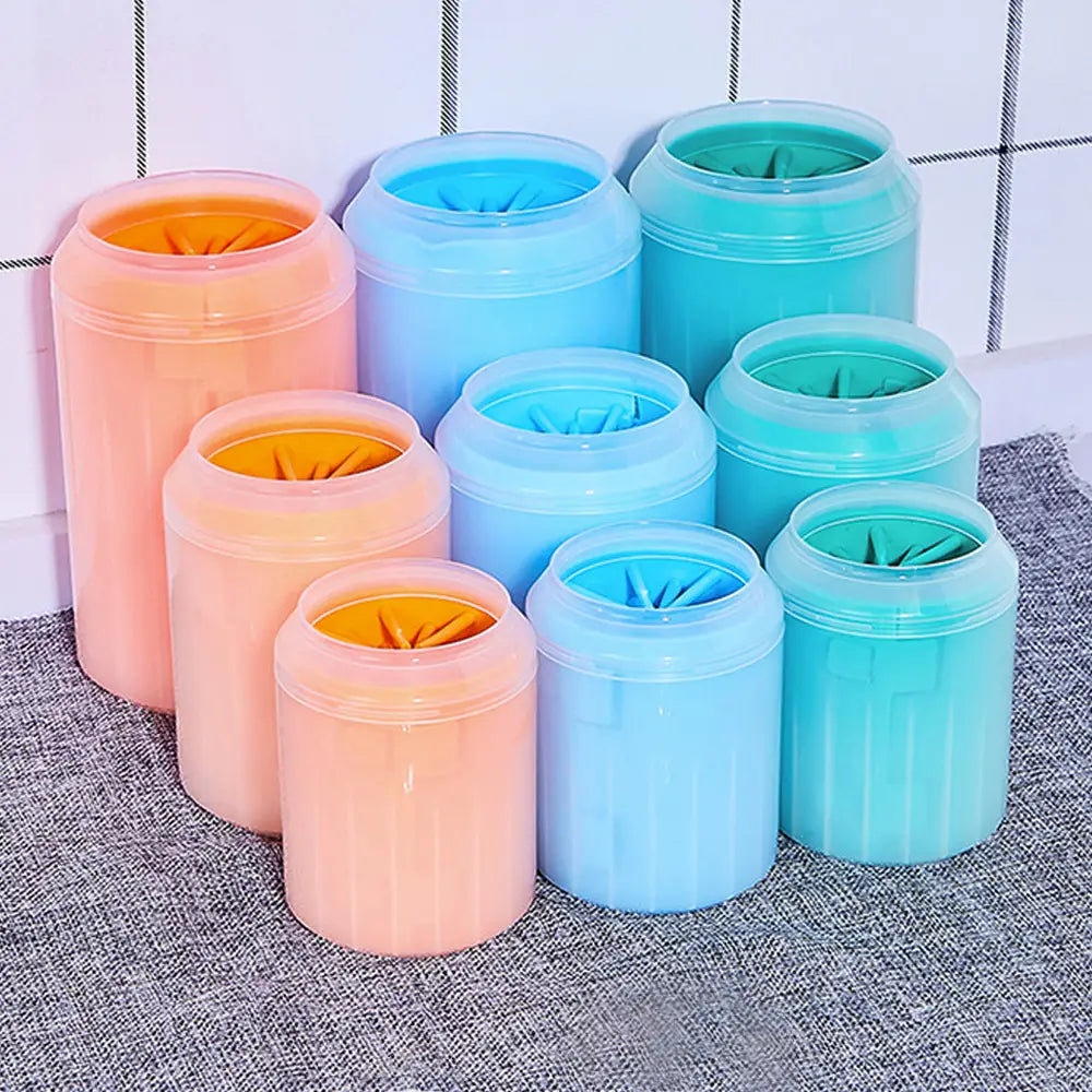 tazas de plástico para limpieza de patas en color rosa pastel y azul, con cerdas de silicona naranja en el interior, en tamaño mini, para lavar las patas del perro