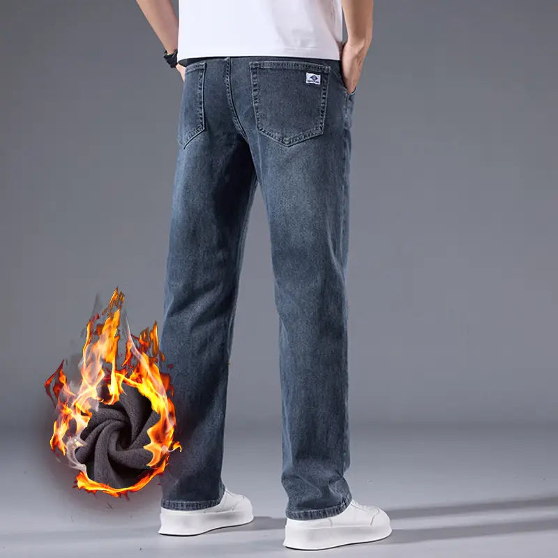 Jeans rétro délavés coupe droite ample pour hommes en denim bleu foncé, avec une coupe droite classique et une décoloration subtile visible depuis l’arrière, comportant une petite étiquette de marque sur la poche.
