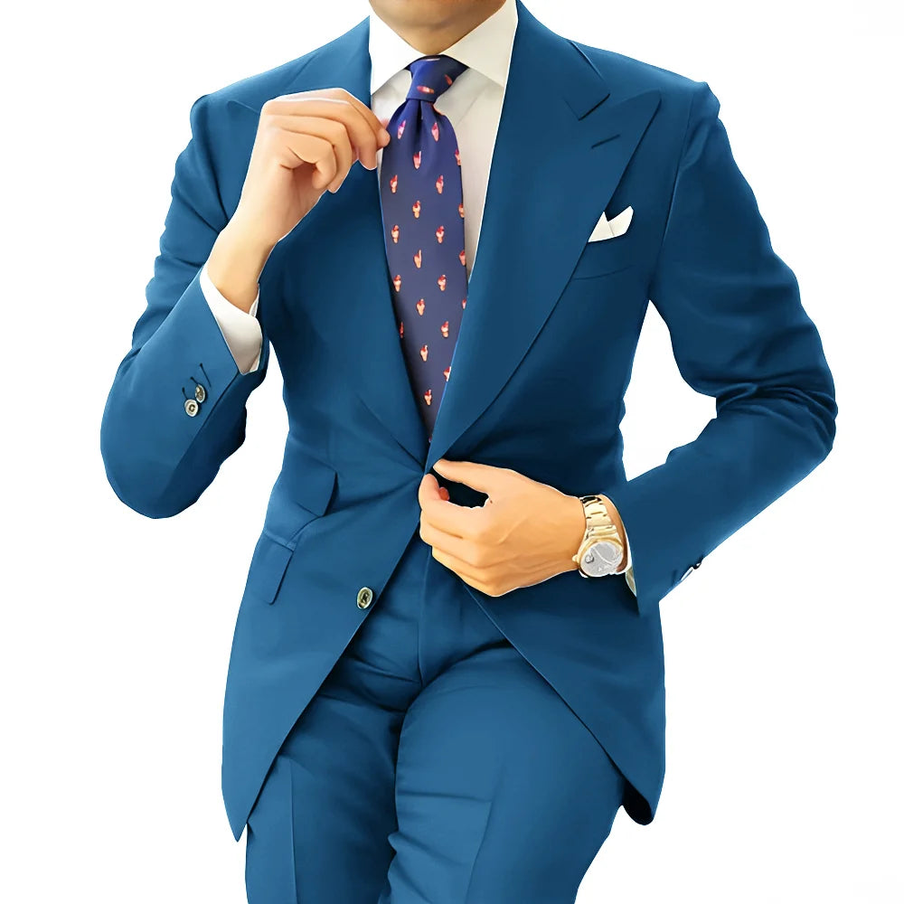 Herren-Dunkelgrau zugeschnittene Anzugs- und Tuxedo-Sakkojacke, gestylt mit einem eleganten dunkelblauen Anzug und passender Hose, kombiniert mit einem weißen Hemd und einer gemusterten Krawatte