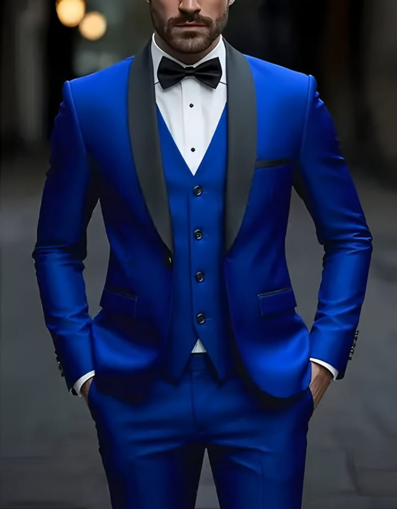 Vibrant smoking homme slim fit bleu roi, présentant un design trois pièces avec revers en satin noir et une fermeture simple, avec nœud papillon assorti.