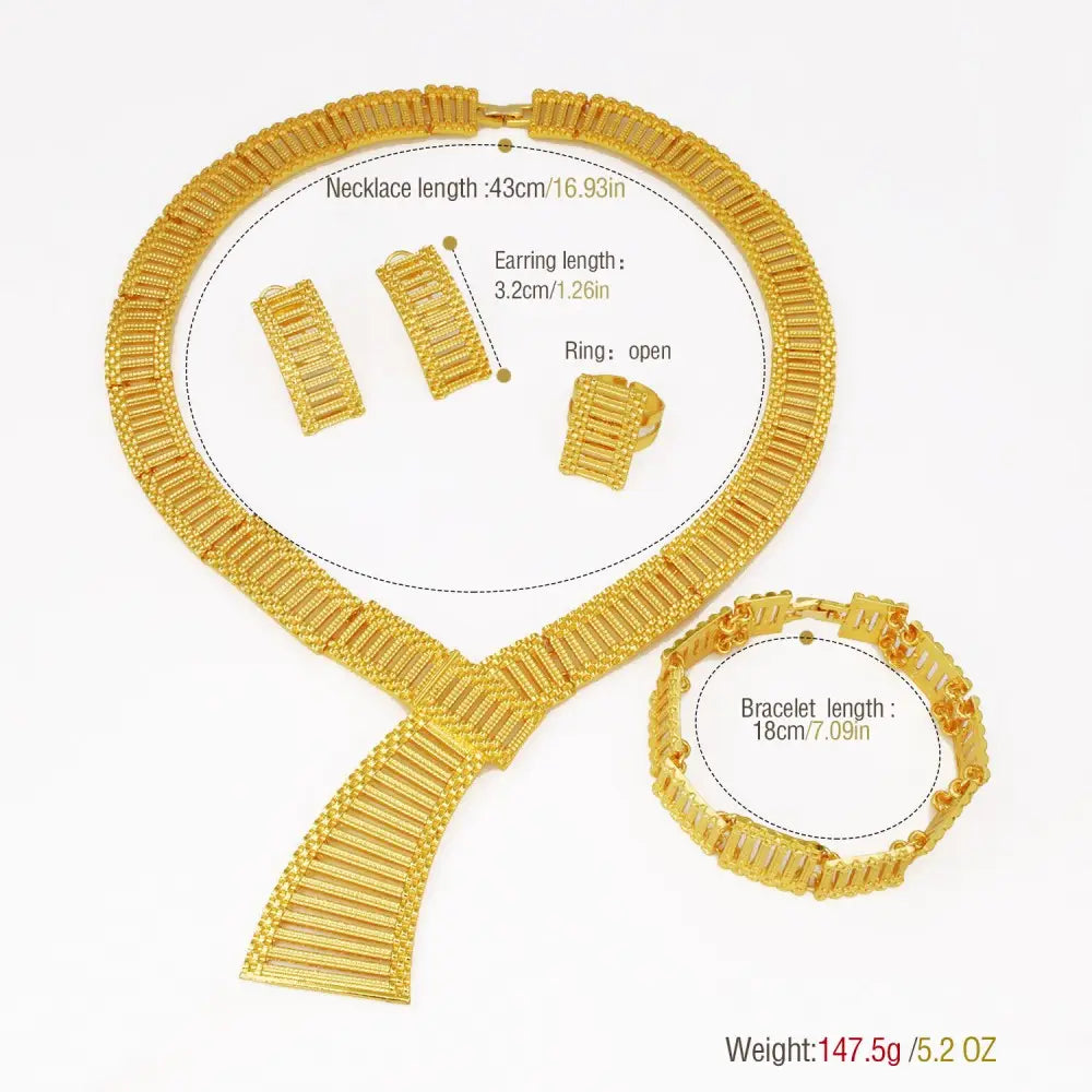 ensemble de bijoux africains de luxe plaqué or, composé d’un collier audacieux texturé dans une teinte dorée, présentant des reliefs verticaux, et de boucles d’oreilles, d’un bracelet et d’une bague ouverte assortis.