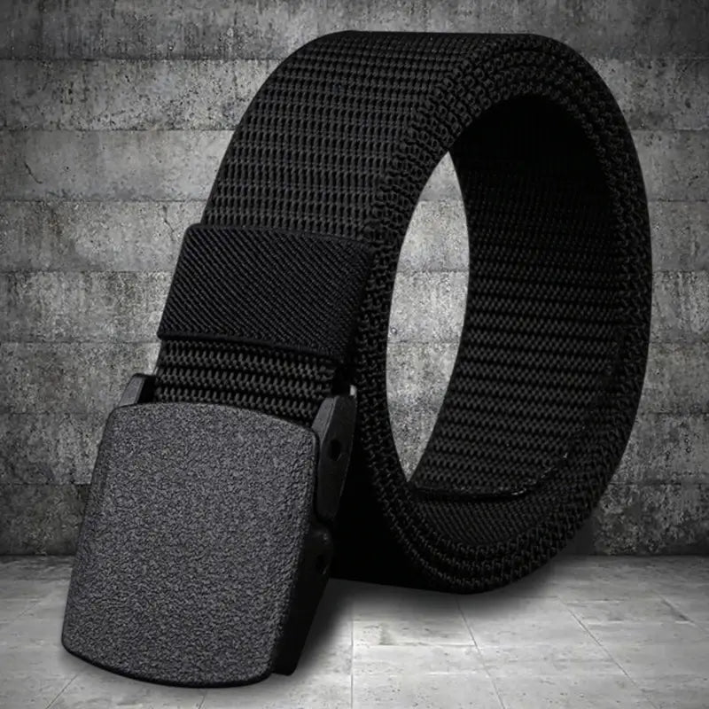 Ceinture tactique en nylon noir avec une boucle en plastique texturé noir mat, d’une longueur de 120 cm.