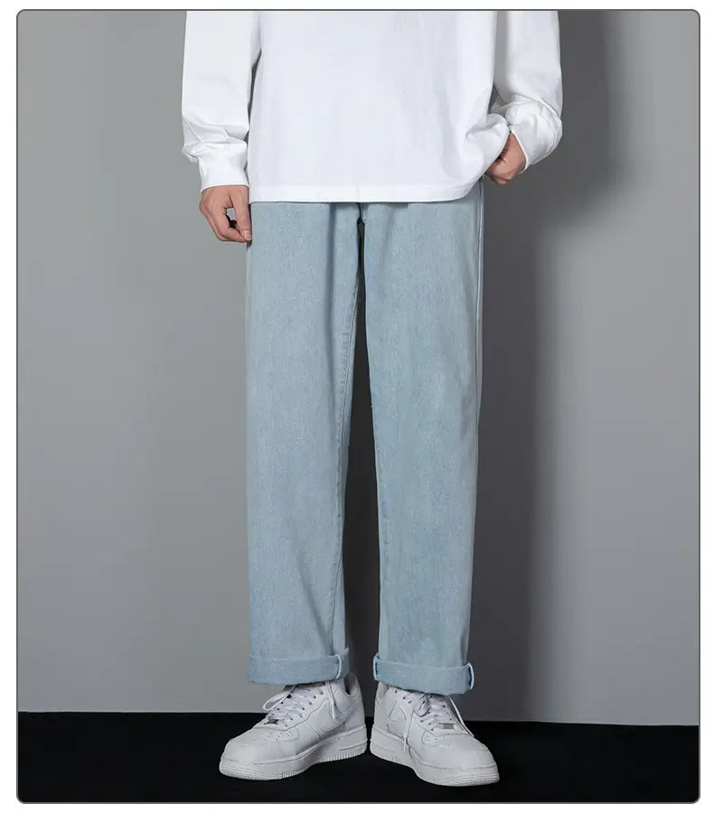 Herren-Casual-Jeans in geradem Schnitt mit weitem Bein in Hellblau mit entspannter gerader Beinform und umgeschlagenen Säumen.