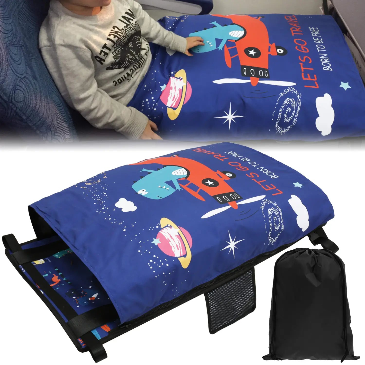 Blauer, weltraumthemenbezogener Aufsatz für den Kindersitz im Flugzeug als Reisebett für Kleinkinder mit Cartoon-Flugzeugen- und Planetenmuster, Netzseitenfach und schwarzen Gurten für die Tragbarkeit.