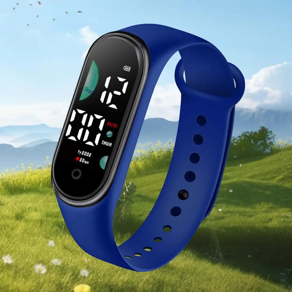 Reloj electrónico de silicona azul con pantalla de letra grande y pantalla digital negra que muestra la hora y métricas de condición física, diseñado para uso deportivo.