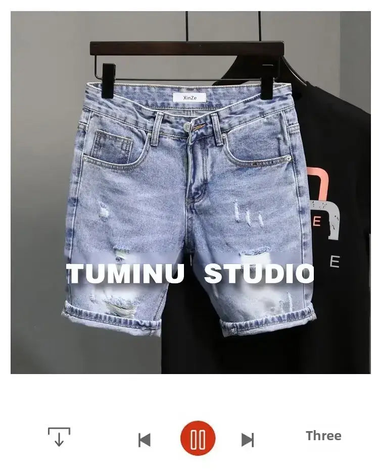Herren rissen schmale Denim-Shorts im Slim-Fit-Schnitt in Hellwaschung mit ausgefransten, rissigen Details und umgeschlagenen Säumen.