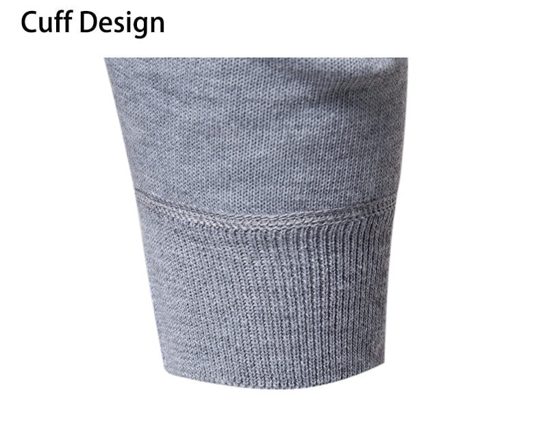 Graues Strickbündchen mit gerippter Textur und dezentem Details einer horizontalen Naht am Herren-Pullover mit Stehkragen und Strickjersey-Polo-Optik.