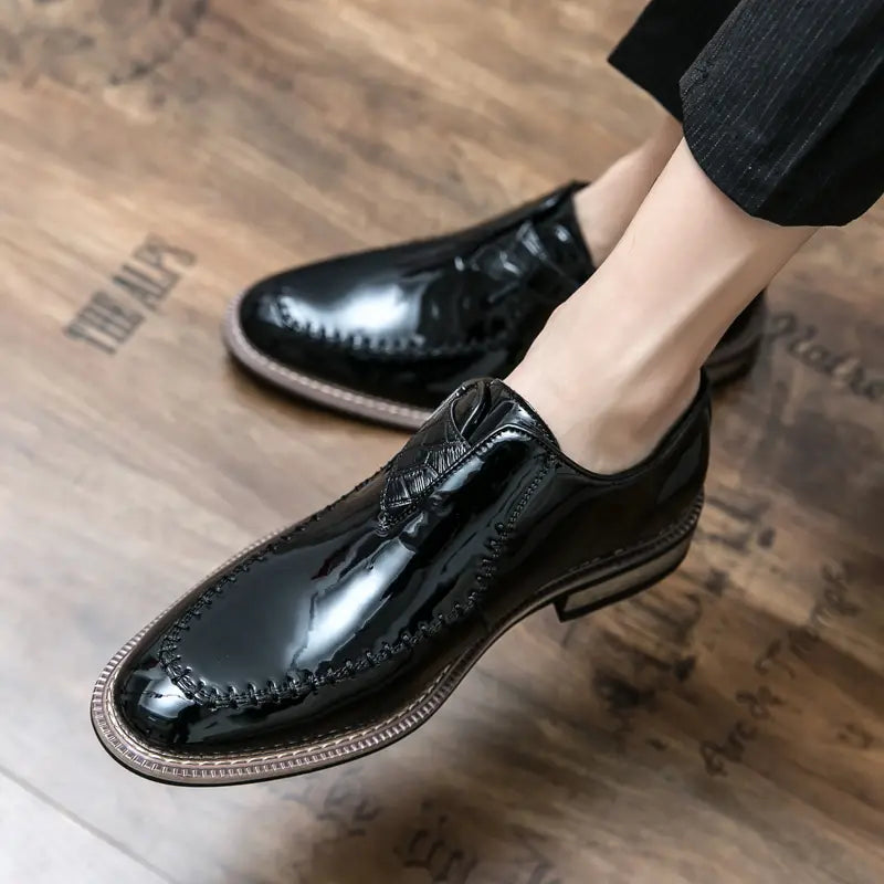 Herren glänzende Lackleder-Kleiderschuhe mit glänzendem schwarzem Lackleder-Schnür-Oxford-Design mit detaillierter Ziernähung und kontrastierender hellbrauner Sohle.
