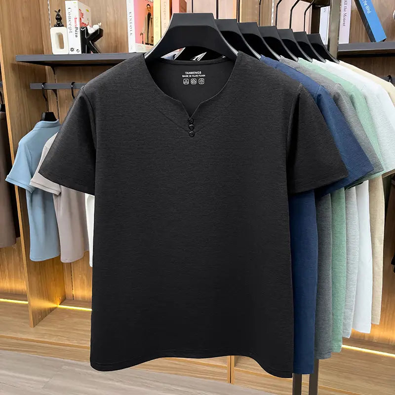 Camisa henley de manga corta negra con tela con textura sutil y tres botones oscuros en el cuello, diseñada como camiseta informal para hombre.
