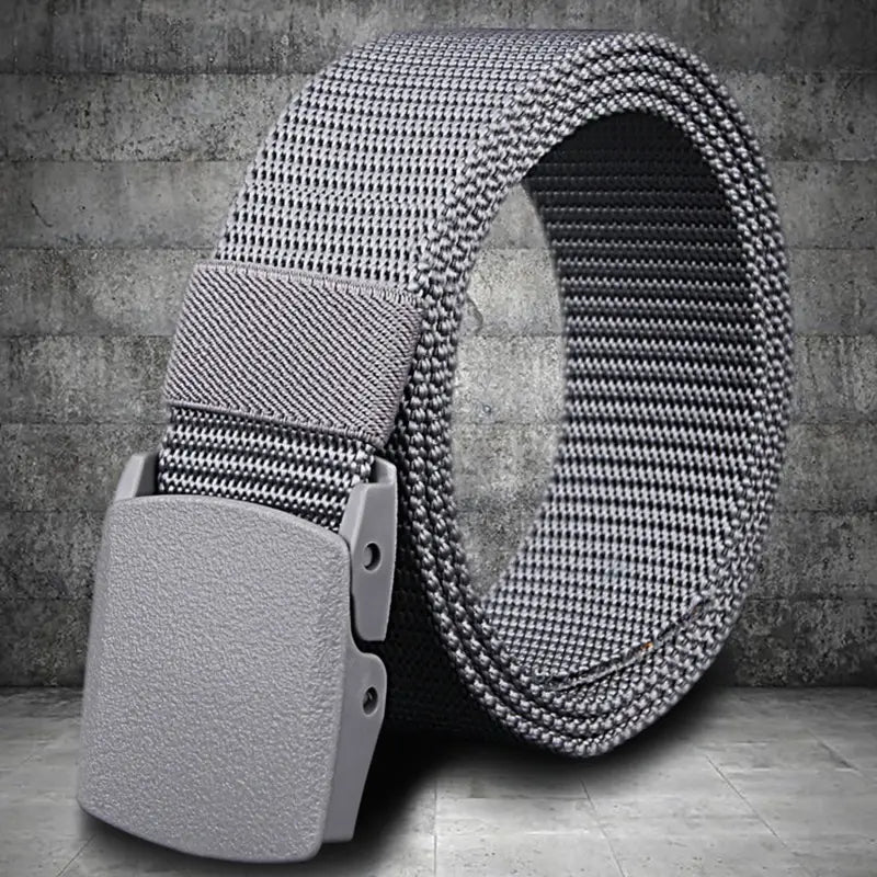 Ceinture tactique en nylon avec un motif en mesh gris et une boucle en plastique à finition mate, d’une longueur de 120 cm.