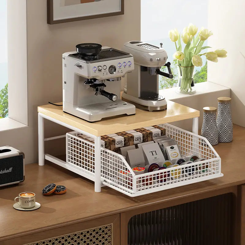 weißer Metall-Küchenarbeitsplatten-Organizer mit herausziehbarer Schublade im Rasterdesign, mit verschiedenen Kaffeepods und Beuteln.