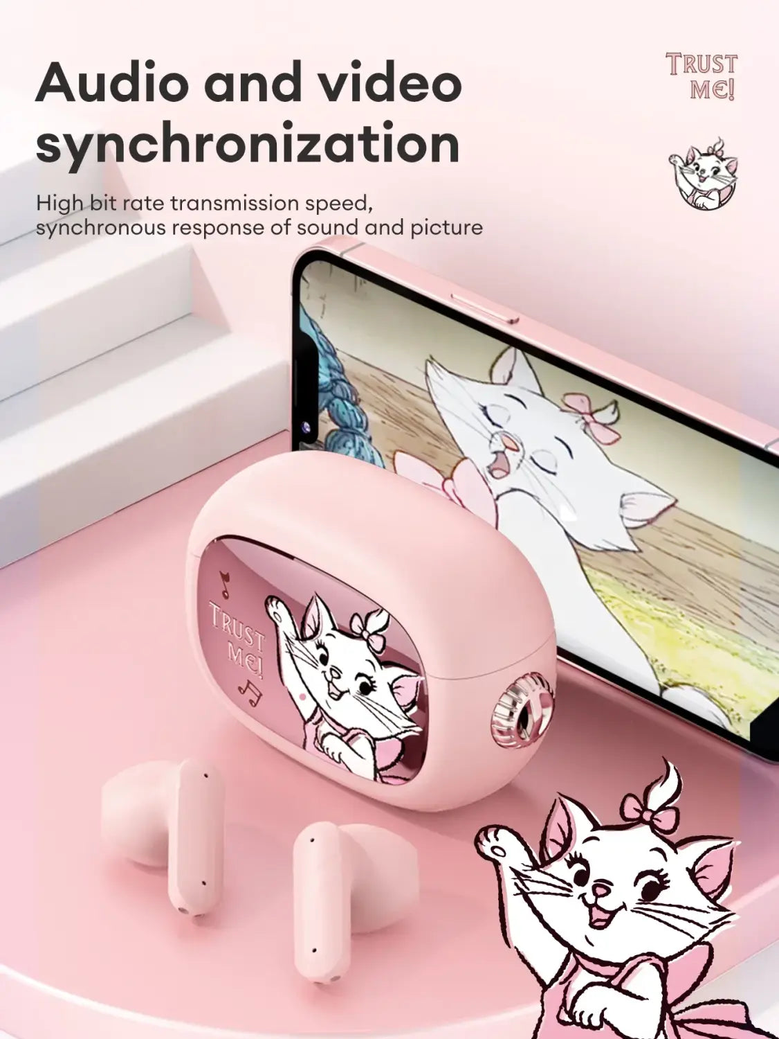 マット仕上げのピンクの充電ケース。ディズニー ドナルドダック インイヤーヘッドホン用で、ディズニー『シンデレラ』のマリーのカートゥーンイラストとブランド名「trust me」を特徴とし、バッテリー寿命およびバッテリー容量を強調しています。