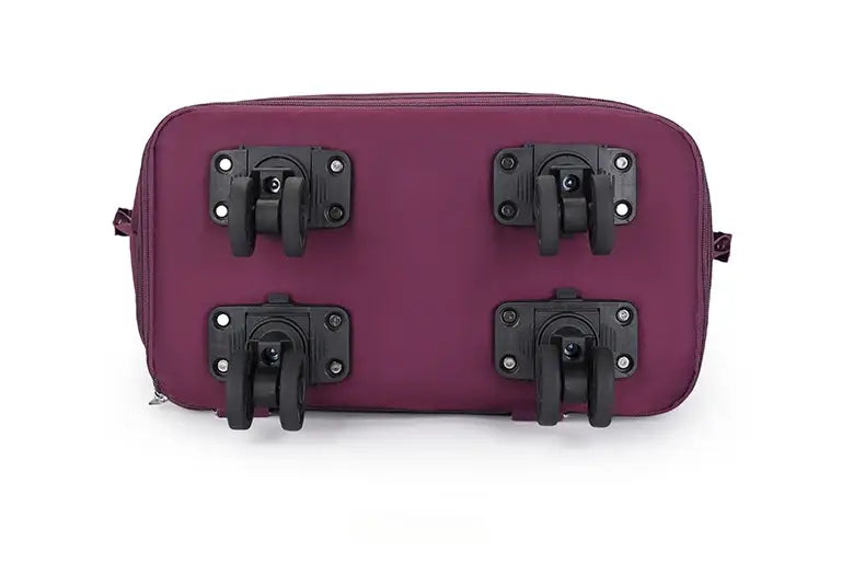 Un sac duffel roulant en tissu violet à grande capacité, avec quatre roues noires rétractables pour un usage en voyage