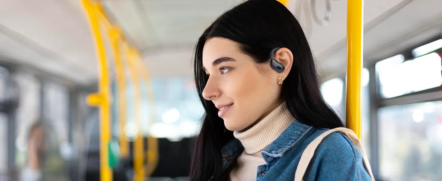 Écouteurs sans fil noirs au design ergonomique et à des touches d’accents argentés discrets, présentés avec un boîtier de charge et des crochets d’oreille pour un maintien sûr et une commodité de charge du boîtier.