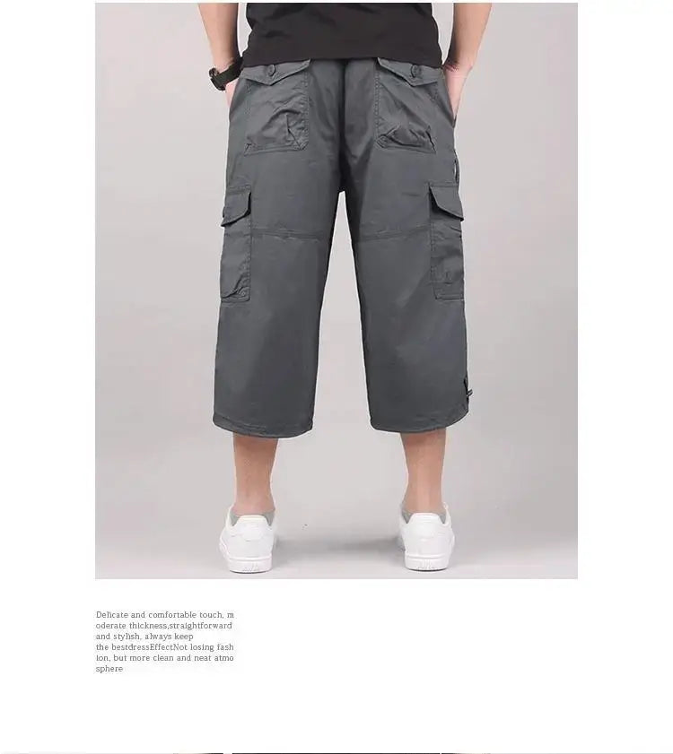 Bermudas cargo gris foncé pour hommes, avec plusieurs poches, en coton, conçus pour une tenue d’été décontractée.