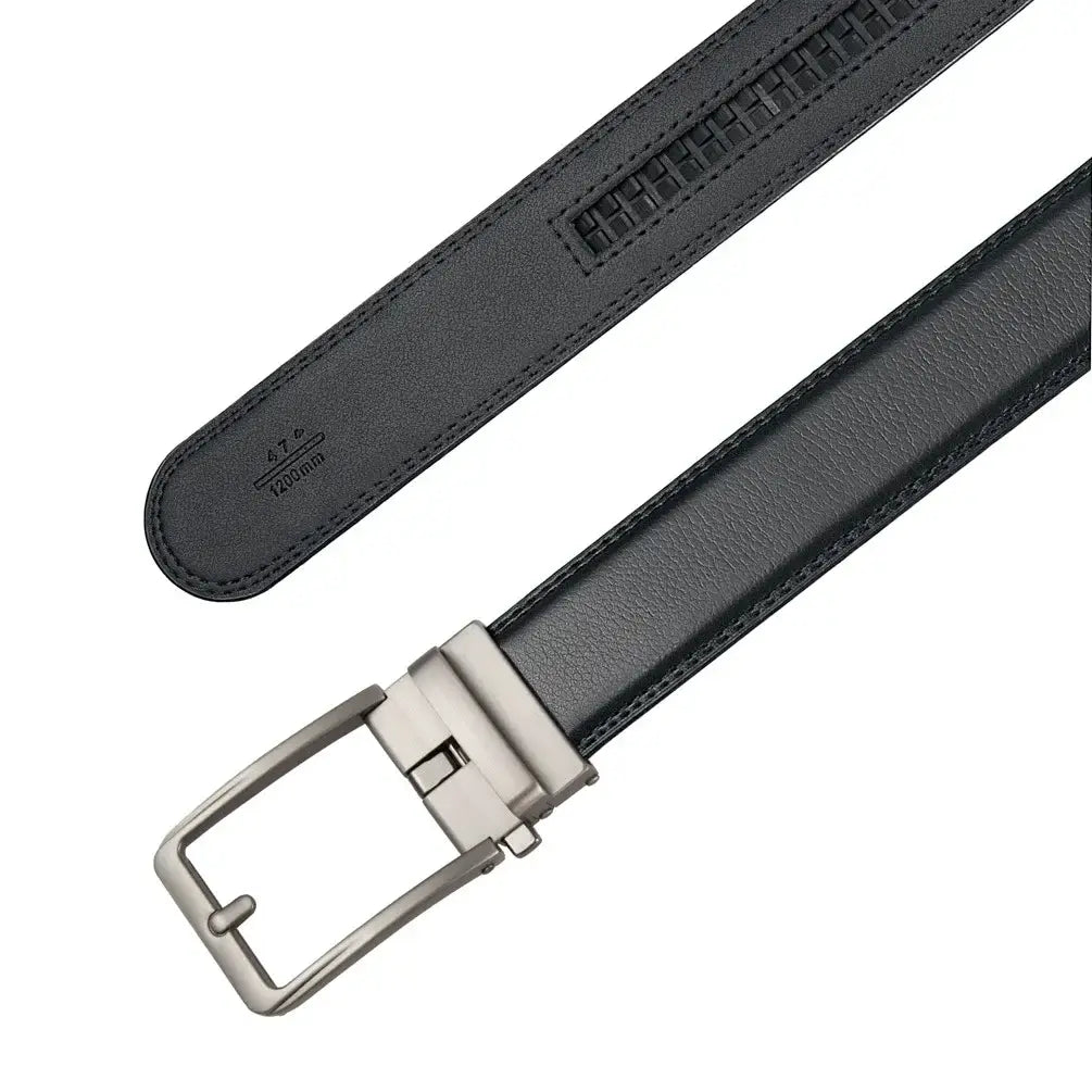 Ceinture de robe automatique en cuir pour homme, noire, avec une boucle automatique ton argent et des surpiqûres texturées discrètes le long du bord.