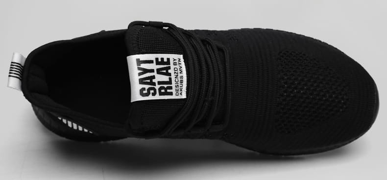 Schwarzer Mesh-Atmungsaktiver legere Strick-Sneaker für Herren mit weißem Etikett „sayt blae“, entworfen von Aruba Mtn.