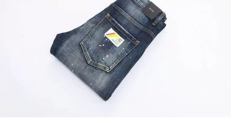Herren-Farbspritzer-Jeans in gerader Passform aus Denim im Dark-Wash, von der Rückseite gezeigt, mit abgenutzter gesprenkelter Textur und einem sichtbaren Markenschild an der Gesäßtasche.