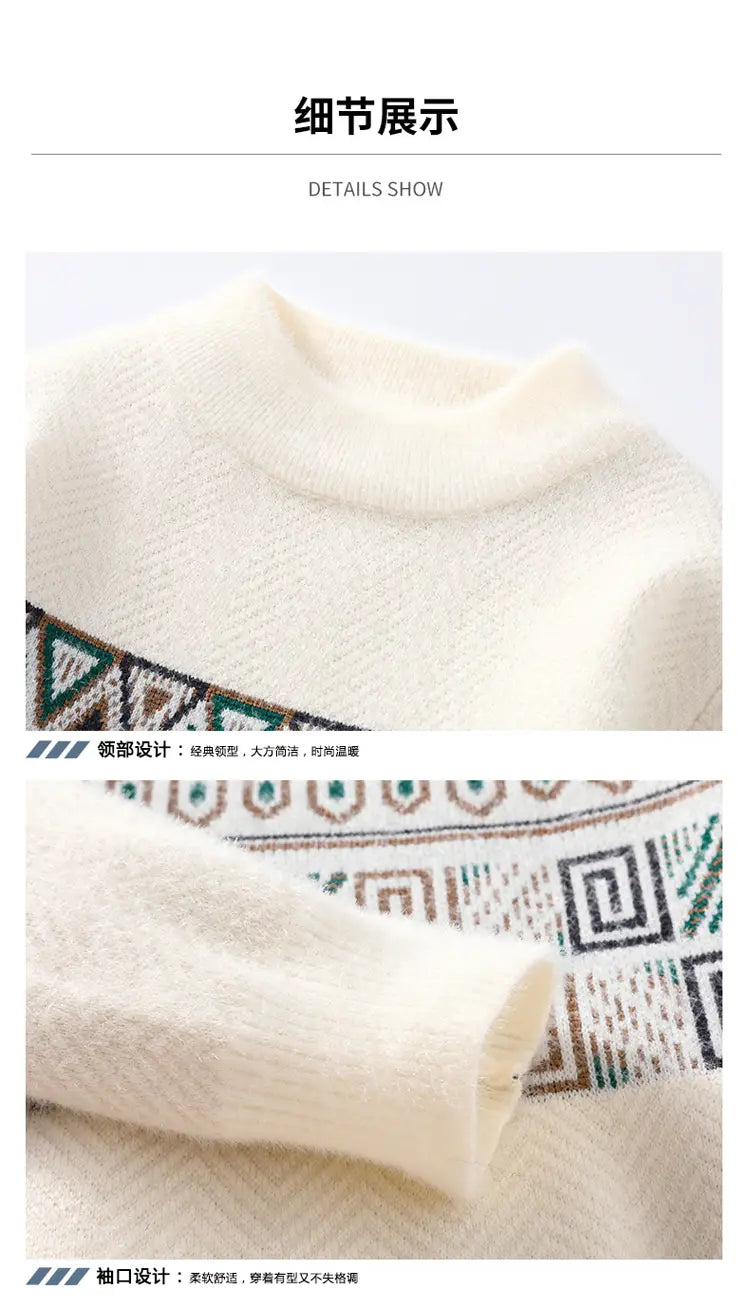 Cremefarbener Herren-Strickpullover mit einem gerippten Rundhalsausschnitt sowie einer dicken Winterpullover-Ausführung mit grünen, braunen und beigen geometrisch gemusterten Abschlüssen.
