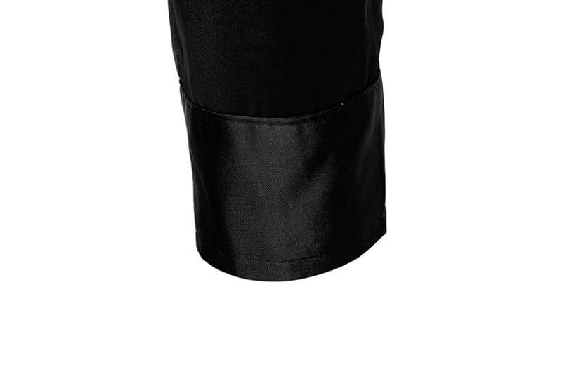 Herrenhemd mit goldfarbenem Besatz aus Satin mit einer schwarzen Satin-Manschette, mit glatter, glänzender Oberfläche und ordentlich vernähten Kanten