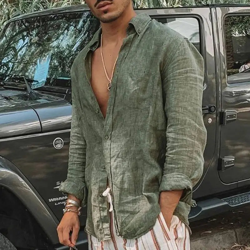 Camisa casual de lino color verde oliva para hombre, de ajuste relajado, con textura ligeramente desgastada y mangas arremangadas.