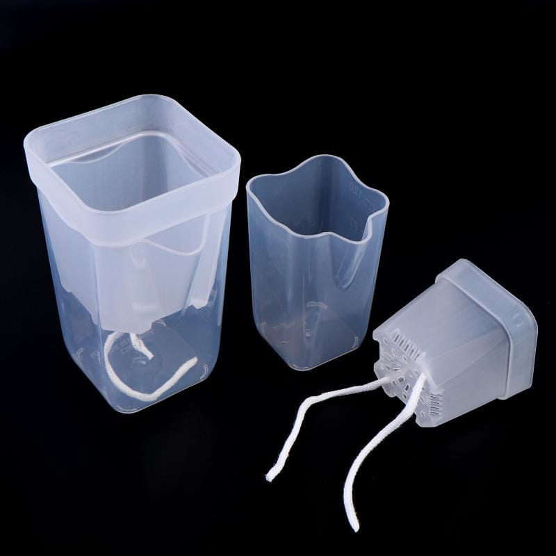 transparente Kunststoff-Blumentöpfe zur Selbstbewässerung in einem 5er-Set in quadratischen und sternförmigen Designs mit weißen Dochtschnüren für eine effiziente Bewässerung von Pflanzen.