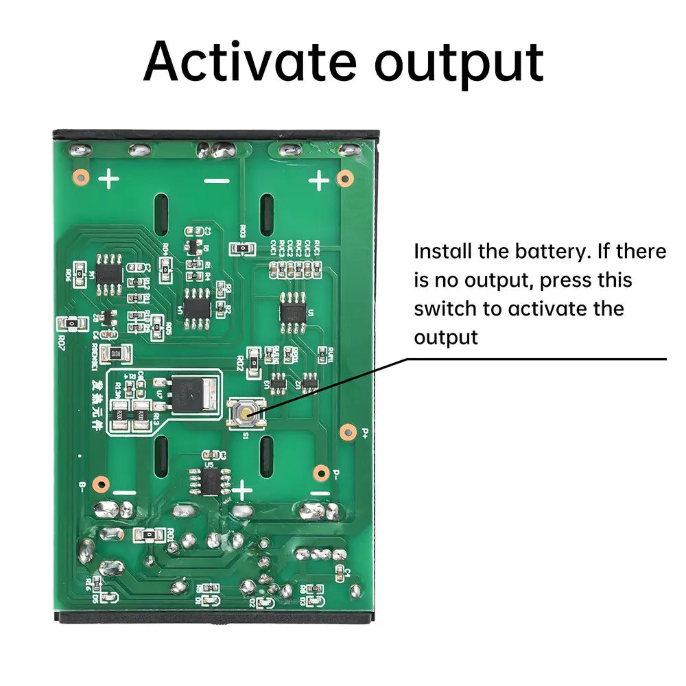 circuit imprimé vert avec composants argentés soudés et interrupteur portant une étiquette pour l’activation de la sortie dans le kit de coque de batterie d’alimentation DIY 18650 5 V 12 V, conçu pour gérer le courant de charge interne.