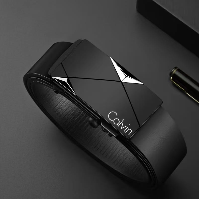 Schwarzer Calvin-Klein-Ledergürtel mit automatischer Schnalle für Herren mit einer schlanken geometrisch gestalteten Metall-Schnalle mit silberfarbenen Akzenten.