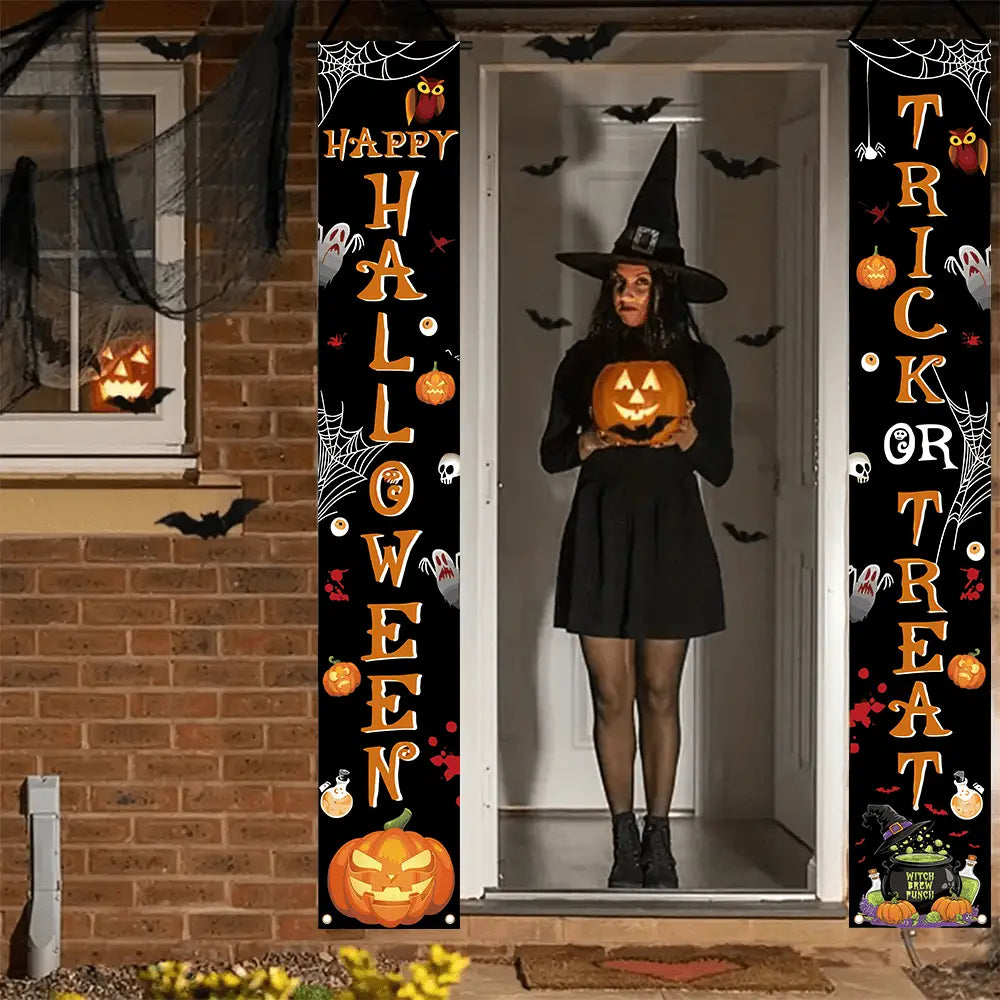 bannière d’accueil d’Halloween, panneau vertical pour porche, avec arrière-plan noir, texte orange et illustrations effrayantes de citrouilles, de chauves-souris, d’hiboux et de crânes.