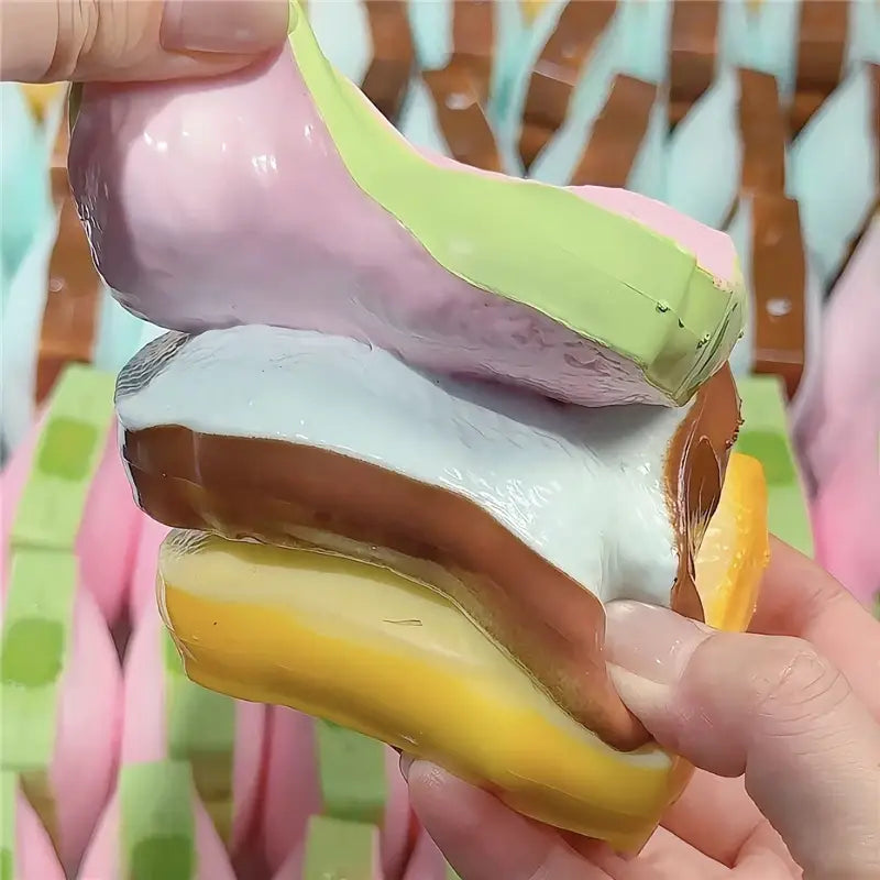 Butterstick- ASMR-Sensory-Squishy-Spielzeug mit pastellfarbenem, geschichtetem Dessert-Design und glatter, glänzender Silikontextur.