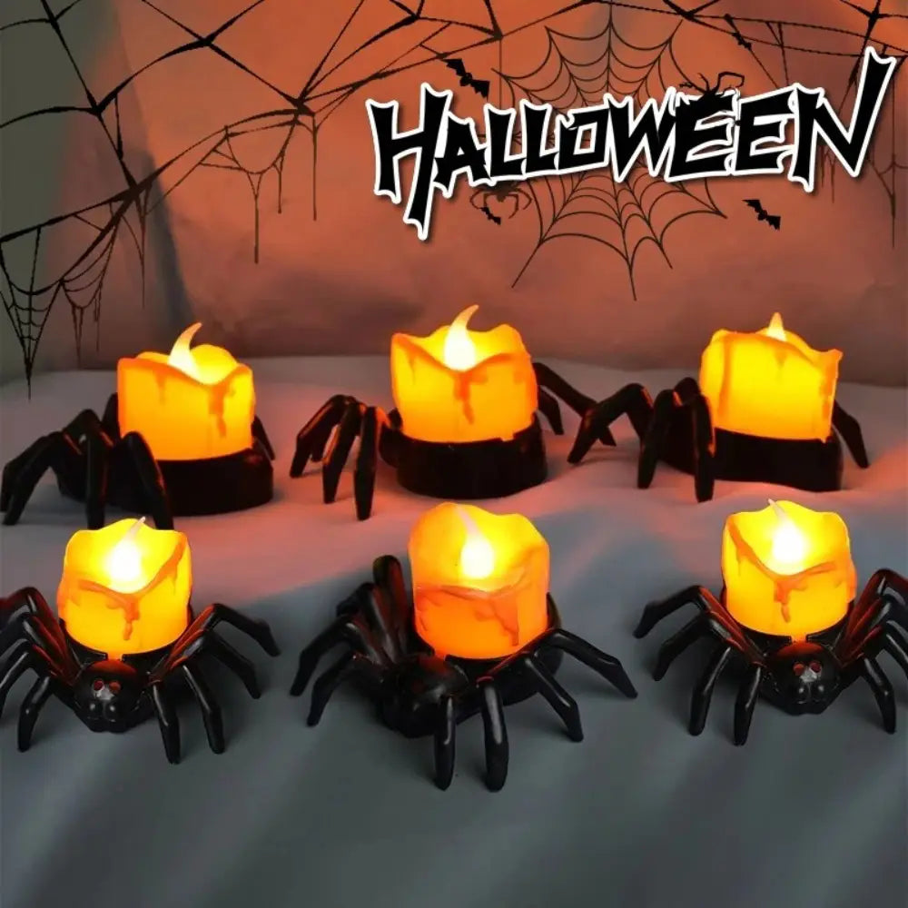 Schwarze spinnenförmige Halloween-Kerzenhalter mit leuchtenden orangefarbenen LED-Kerzen schaffen eine Dekoration für eine elektronische leuchtende Nacht- und Partyatmosphäre.