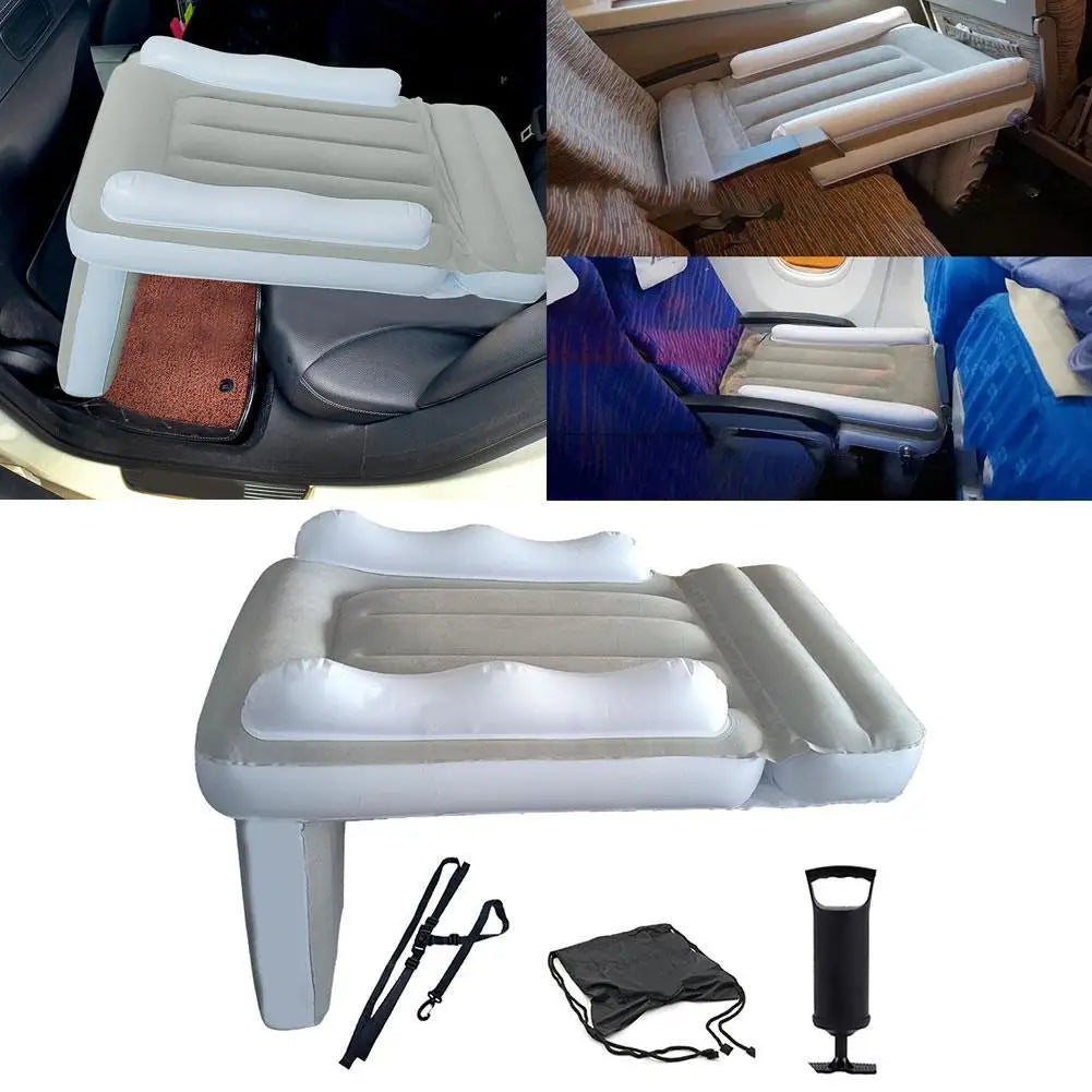 Matelas de siège de voiture gonflable blanc et gris avec appui-tête et supports latéraux intégrés, conçu comme un lit d’avion d’appoint portable pour tout-petit et un matelas d’air de voyage.