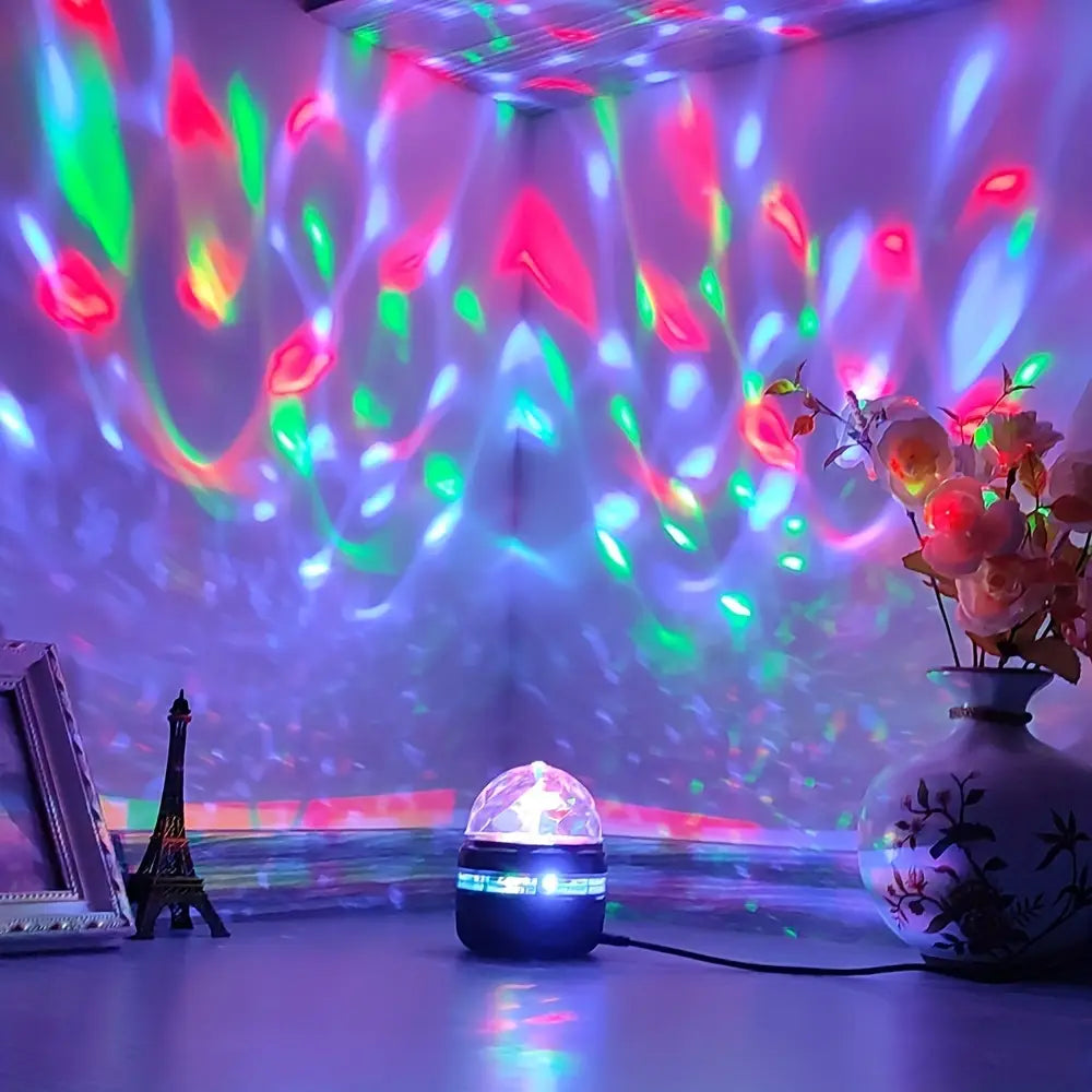 ein kugelförmiger, rotierender Nordlichter-Projektor mit klarem Kuppeloberteil und schwarzer Basis, die mit Fernbedienung gesteuerte, lebendige Rot-, Grün-, Blau- und Violette Lichteffekte abstrahlt.