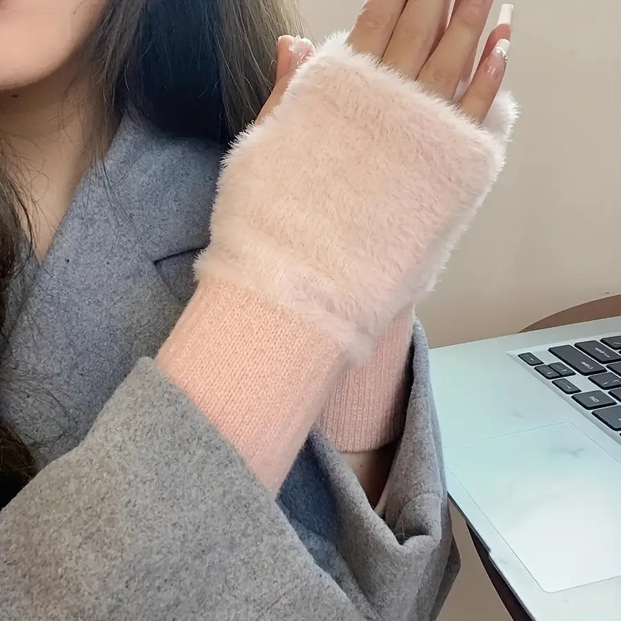 Gants d’hiver sans doigts moelleux rose tendre pour femmes, avec revers en maille côtelée.
