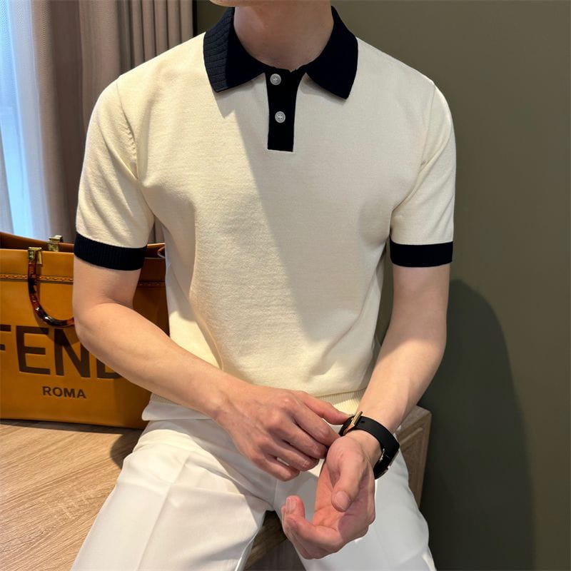 Camiseta tipo polo de punto con bloques de color color crema de manga corta con cuello negro y puños de las mangas.