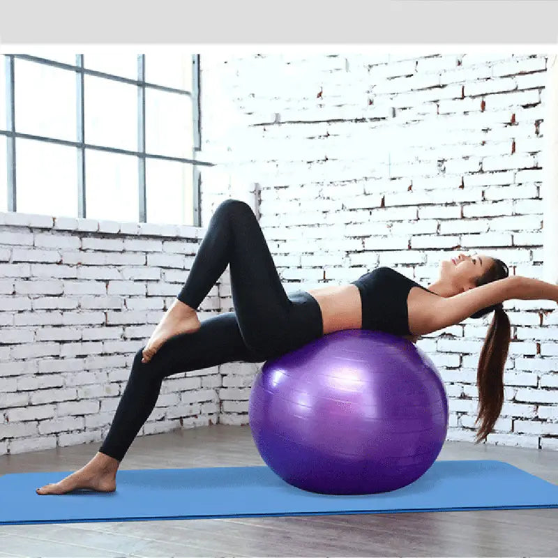 Balle de yoga anti-éclatement violette de 45 cm, à surface lisse et brillante, conçue pour les exercices de fitness et d’équilibre.