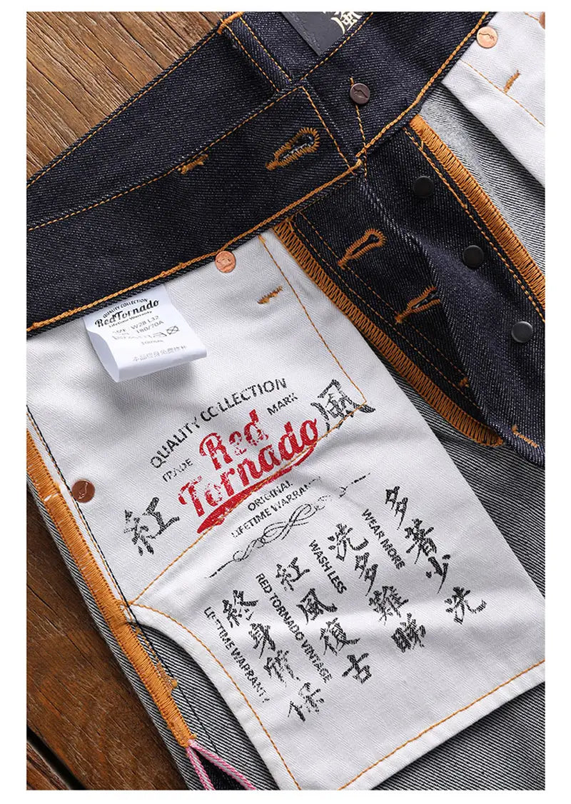 Jean en denim bleu foncé « red tornado » en selvedge slim droit 16 oz, avec des surpiqûres orange et une étiquette blanche comportant le nom de la marque « red tornado » en script rouge.