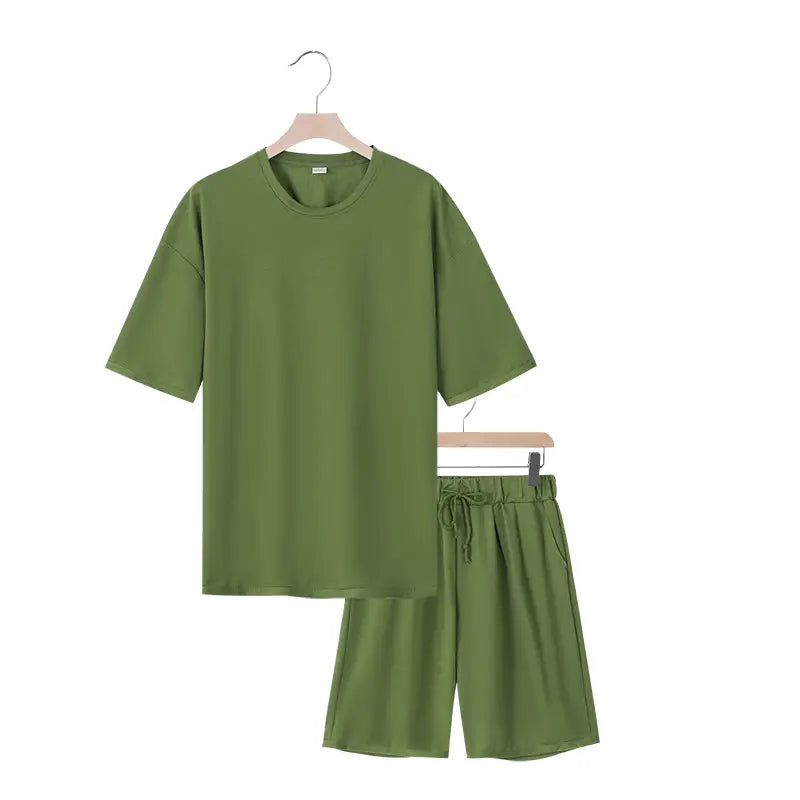 Conjunto veraniego de dos piezas para hombre, camiseta casual y conjunto de pantalones cortos, en algodón verde oliva, con parte superior de ajuste relajado y pantalones cortos con cordón.