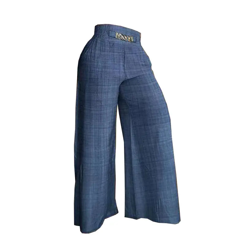 Pantalon habillé bleu à carreaux à jambes larges pour femmes avec une boucle de ceinture à effet « knock » à tons dorés adaptée à une tenue décontractée au bureau.