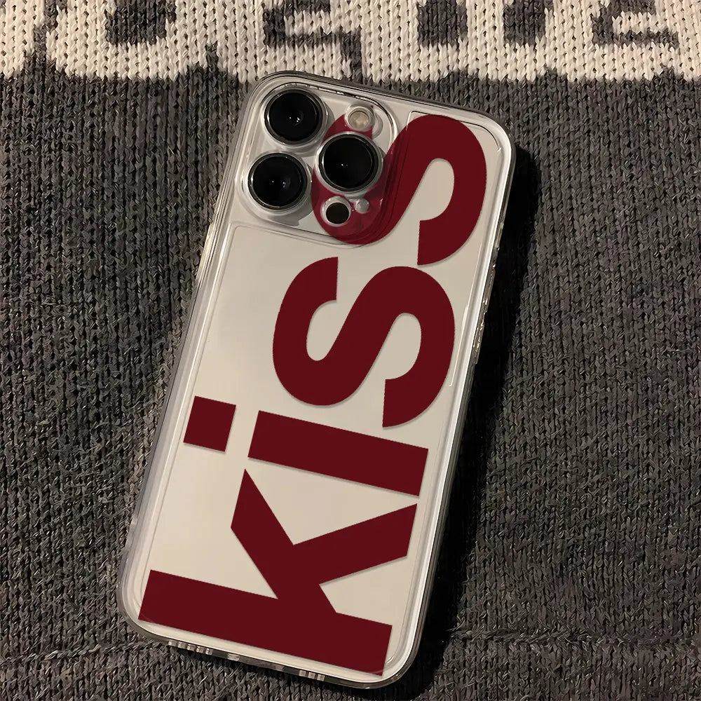 背面に白い背景でボールドな赤色のキス文字が施された、iPhone向けの透明シリコン電話ケース。